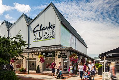 clarks outlet opening times